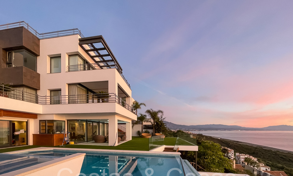 Luxueuze villa met moderne bouwstijl en adembenemend zeezicht te koop in Manilva, Costa del Sol 64992