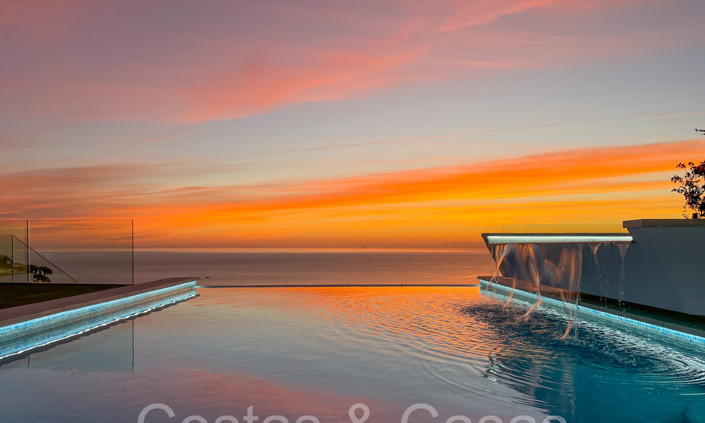 Luxueuze villa met moderne bouwstijl en adembenemend zeezicht te koop in Manilva, Costa del Sol 64993