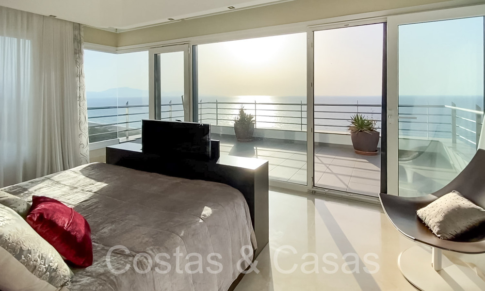Luxueuze villa met moderne bouwstijl en adembenemend zeezicht te koop in Manilva, Costa del Sol 64999