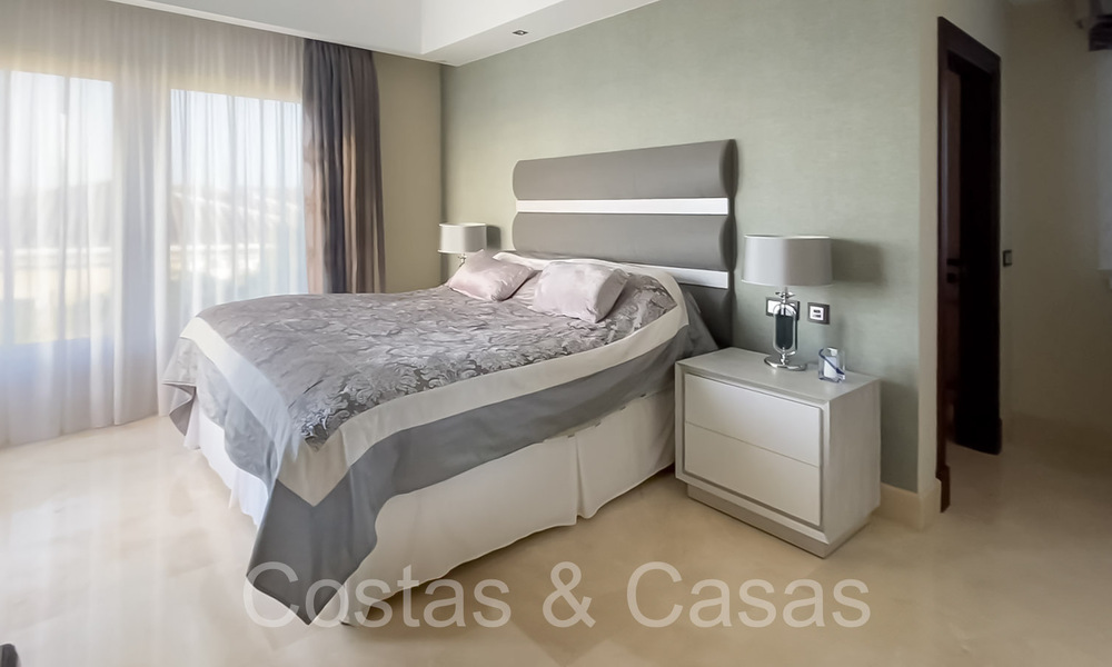 Luxueuze villa met moderne bouwstijl en adembenemend zeezicht te koop in Manilva, Costa del Sol 65000