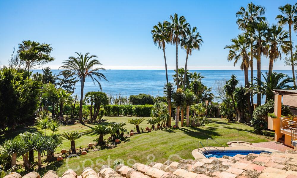Andalusische villa direct aan het strand te koop, op de New Golden Mile tussen Marbella en Estepona 66265