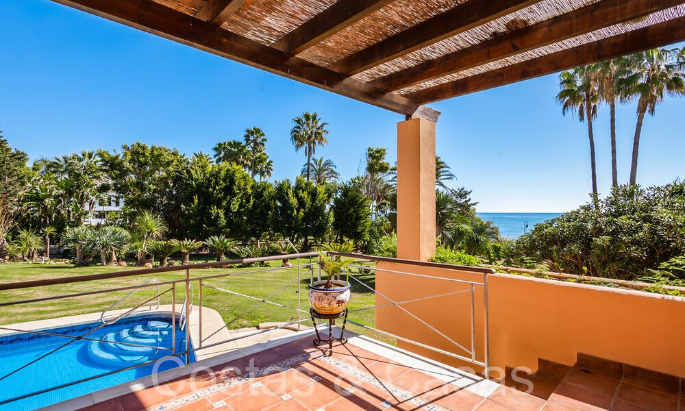 Andalusische villa direct aan het strand te koop, op de New Golden Mile tussen Marbella en Estepona 66305