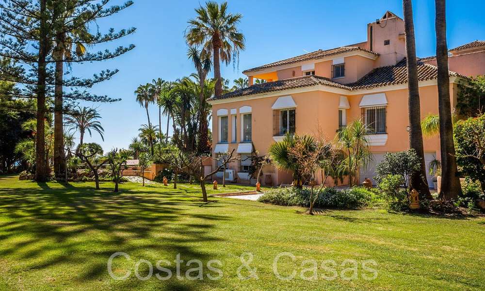 Andalusische villa direct aan het strand te koop, op de New Golden Mile tussen Marbella en Estepona 66317