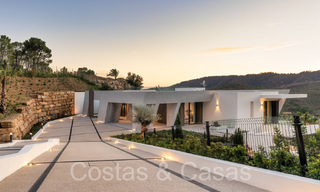 Nieuwe, architectonische villa te koop in een beveiligde urbanisatie in Marbella - Benahavis 66487 