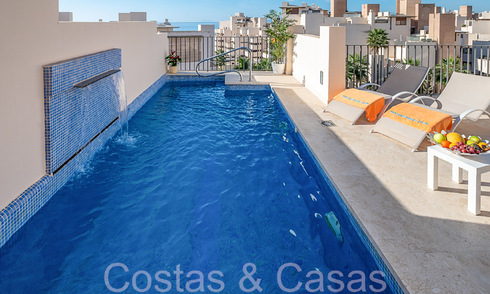 Contemporain duplex penthouse te koop in een eerstelijnsstrand complex met eigen zwembad tussen Marbella en Estepona 66587