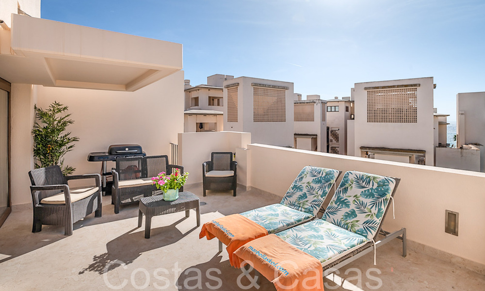 Contemporain duplex penthouse te koop in een eerstelijnsstrand complex met eigen zwembad tussen Marbella en Estepona 66592