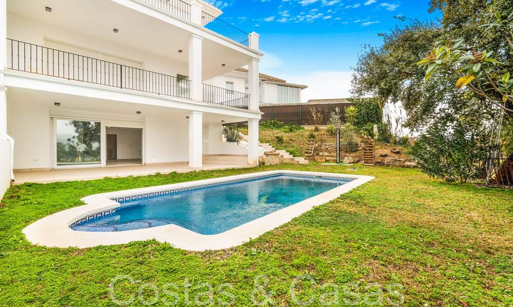 Fantastische halfvrijstaande villa met 360° uitzicht te koop in een gesloten urbanisatie te Oost Marbella 66782