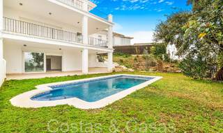 Fantastische halfvrijstaande villa met 360° uitzicht te koop in een gesloten urbanisatie te Oost Marbella 66782 