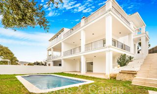 Fantastische halfvrijstaande villa met 360° uitzicht te koop in een gesloten urbanisatie te Oost Marbella 66783