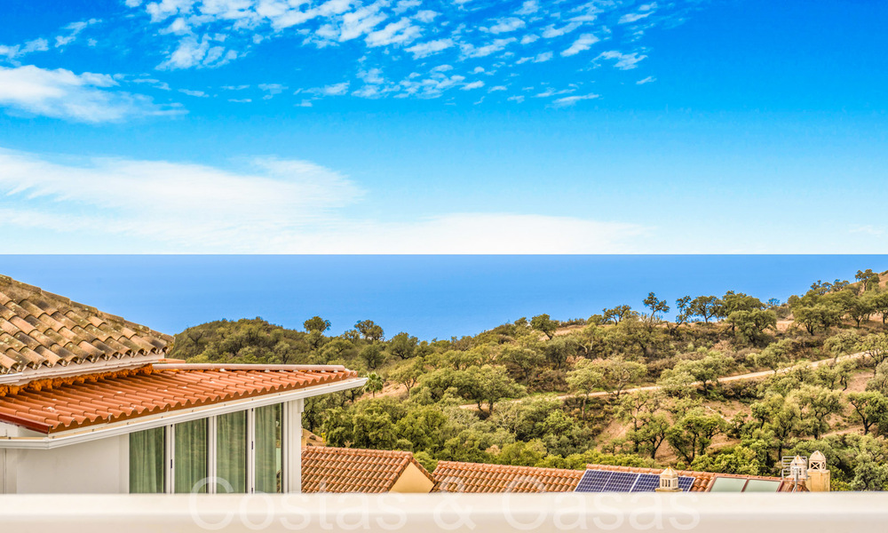Fantastische halfvrijstaande villa met 360° uitzicht te koop in een gesloten urbanisatie te Oost Marbella 66785