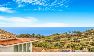 Fantastische halfvrijstaande villa met 360° uitzicht te koop in een gesloten urbanisatie te Oost Marbella 66785 