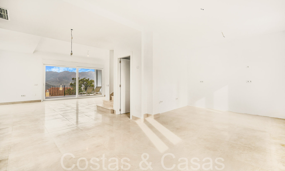 Fantastische halfvrijstaande villa met 360° uitzicht te koop in een gesloten urbanisatie te Oost Marbella 66791