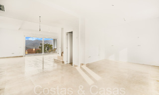 Fantastische halfvrijstaande villa met 360° uitzicht te koop in een gesloten urbanisatie te Oost Marbella 66791 