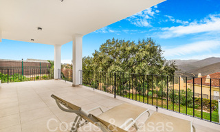 Fantastische halfvrijstaande villa met 360° uitzicht te koop in een gesloten urbanisatie te Oost Marbella 66793 