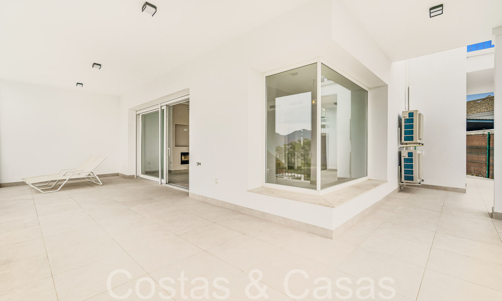 Fantastische halfvrijstaande villa met 360° uitzicht te koop in een gesloten urbanisatie te Oost Marbella 66795