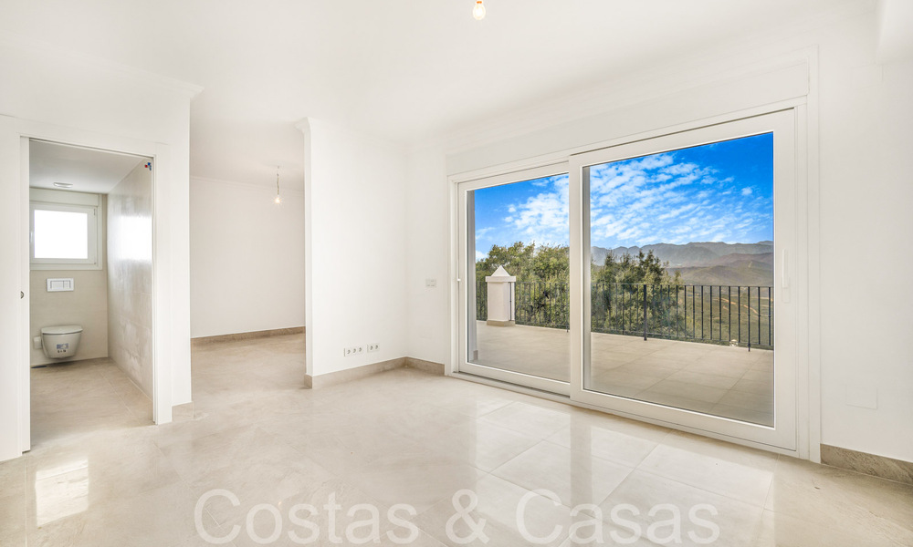 Fantastische halfvrijstaande villa met 360° uitzicht te koop in een gesloten urbanisatie te Oost Marbella 66796