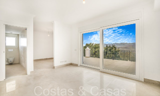 Fantastische halfvrijstaande villa met 360° uitzicht te koop in een gesloten urbanisatie te Oost Marbella 66796 