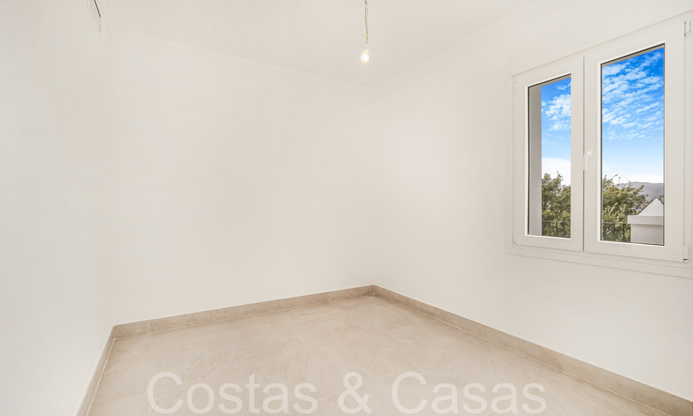 Fantastische halfvrijstaande villa met 360° uitzicht te koop in een gesloten urbanisatie te Oost Marbella 66798
