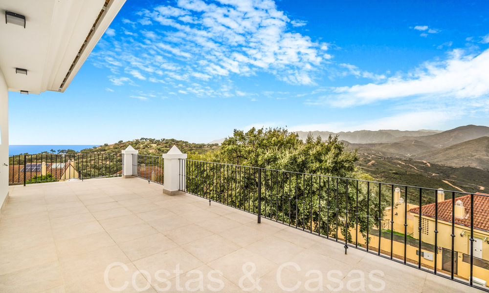 Fantastische halfvrijstaande villa met 360° uitzicht te koop in een gesloten urbanisatie te Oost Marbella 66799