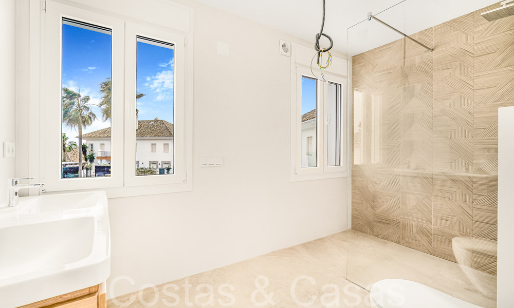 Fantastische halfvrijstaande villa met 360° uitzicht te koop in een gesloten urbanisatie te Oost Marbella 66801