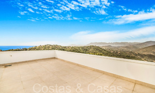 Fantastische halfvrijstaande villa met 360° uitzicht te koop in een gesloten urbanisatie te Oost Marbella 66803 