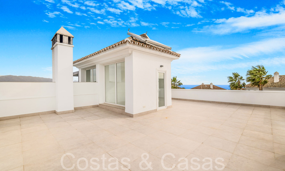 Fantastische halfvrijstaande villa met 360° uitzicht te koop in een gesloten urbanisatie te Oost Marbella 66804