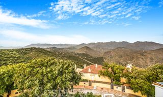 Fantastische halfvrijstaande villa met 360° uitzicht te koop in een gesloten urbanisatie te Oost Marbella 66805 