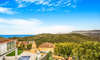 Fantastische halfvrijstaande villa met 360° uitzicht te koop in een gesloten urbanisatie te Oost Marbella 66806 