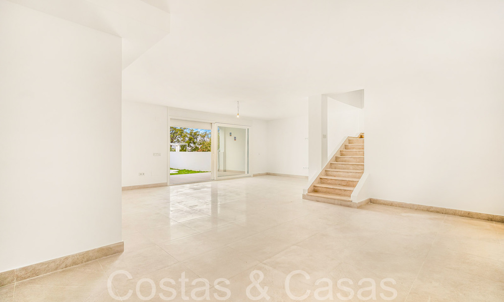 Fantastische halfvrijstaande villa met 360° uitzicht te koop in een gesloten urbanisatie te Oost Marbella 66807