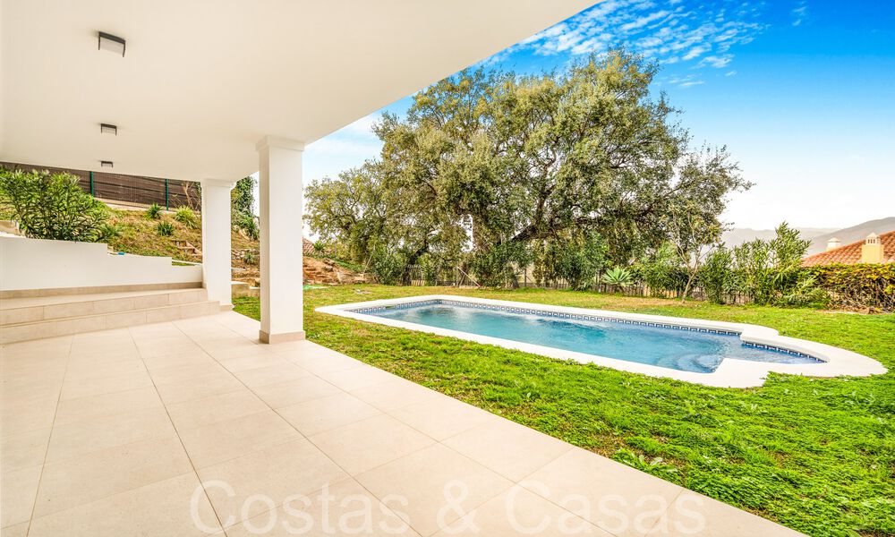 Fantastische halfvrijstaande villa met 360° uitzicht te koop in een gesloten urbanisatie te Oost Marbella 66811