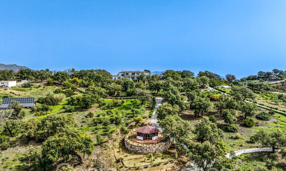 Groots, Andalusisch landgoed te koop op een verhoogde kavel van 5 hectare in de heuvels van Oost Marbella 67568