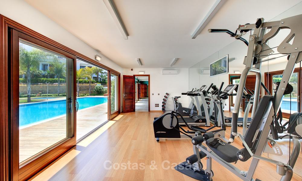 Frontline beach luxe appartement te koop met open zeezicht, Estepona, Costa del Sol 9743