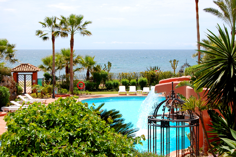 Marbella West for sale: frontline beach appartement te koop Marbella Estepona
