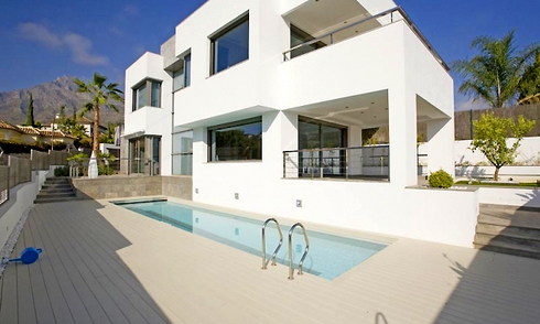 Nieuwe moderne villa te koop op de Golden Mile in Marbella 
