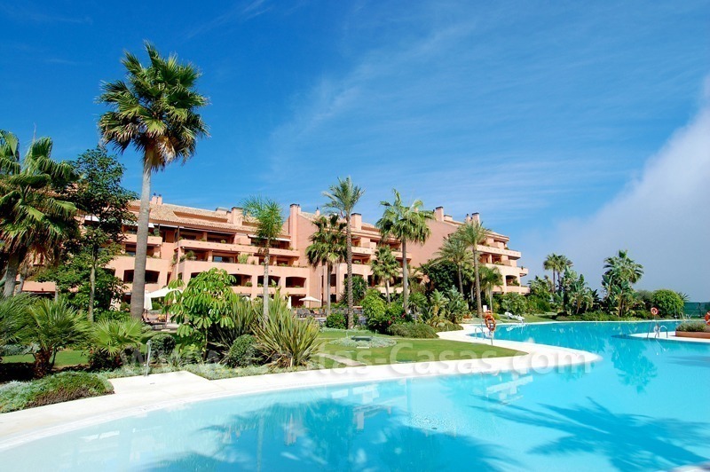 Luxe eerstelijnstrand appartement te koop in Malibu, Puerto Banus, Marbella