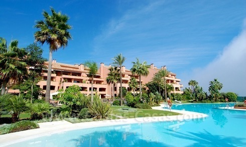 Luxe eerstelijnstrand appartement te koop in Malibu, Puerto Banus, Marbella 