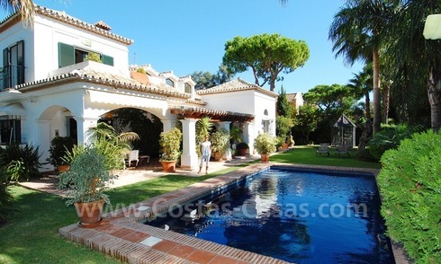 Beachside villa te koop, New Golden Mile, Marbella - Estepona 