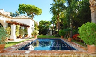 Beachside villa te koop, New Golden Mile, Marbella - Estepona 1