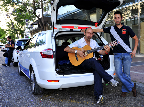 Andalusie taxi met guitar door costas en casas marbella