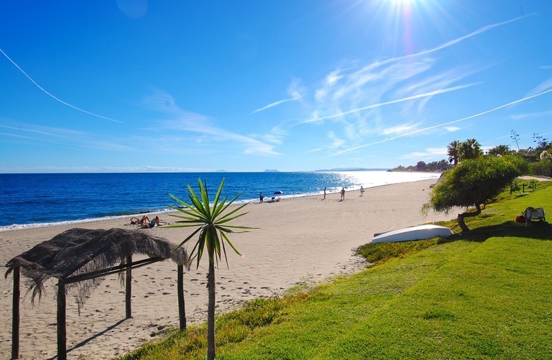 Penthouse te koop aan het strand Marbella Estepona exclusief bij Costas & Casas. Het strand.