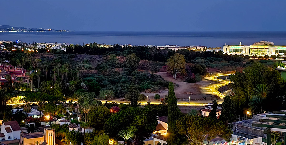 Paseo Fluvial - Arroyo de Benabola en Marbella by night