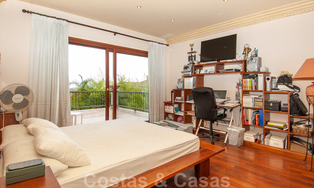 Villa te koop in Marbella – Benahavis met panoramisch golf- en zeezicht 31122