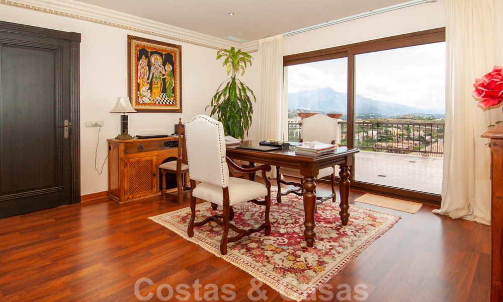 Villa te koop in Marbella – Benahavis met panoramisch golf- en zeezicht 31124