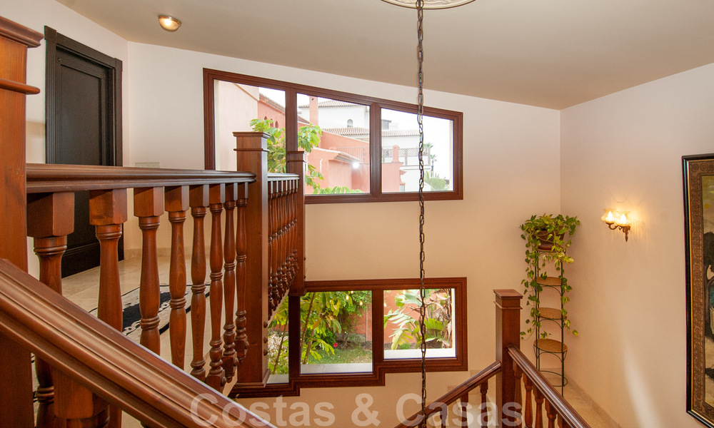 Villa te koop in Marbella – Benahavis met panoramisch golf- en zeezicht 31141