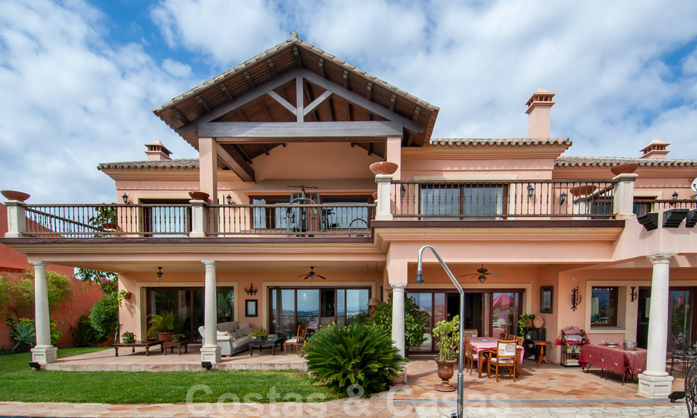 Villa te koop in Marbella – Benahavis met panoramisch golf- en zeezicht 31146