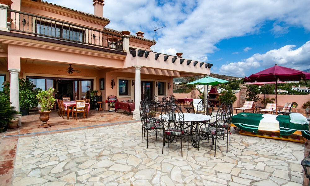 Villa te koop in Marbella – Benahavis met panoramisch golf- en zeezicht 31151