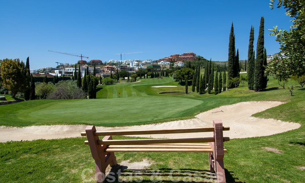 Moderne golf appartementen te koop in een 5*golfresort, New Golden Mile, Marbella - Benahavís 24028