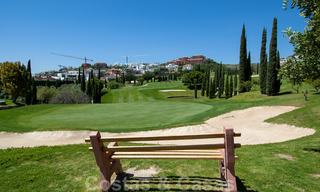 Moderne golf appartementen te koop in een 5*golfresort, New Golden Mile, Marbella - Benahavís. Laatste 4 units met extra korting 24028 