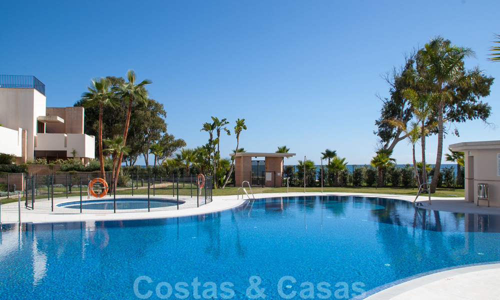 Moderne frontlijn strandappartementen op de New Golden Mile tussen Marbella en Estepona 25464