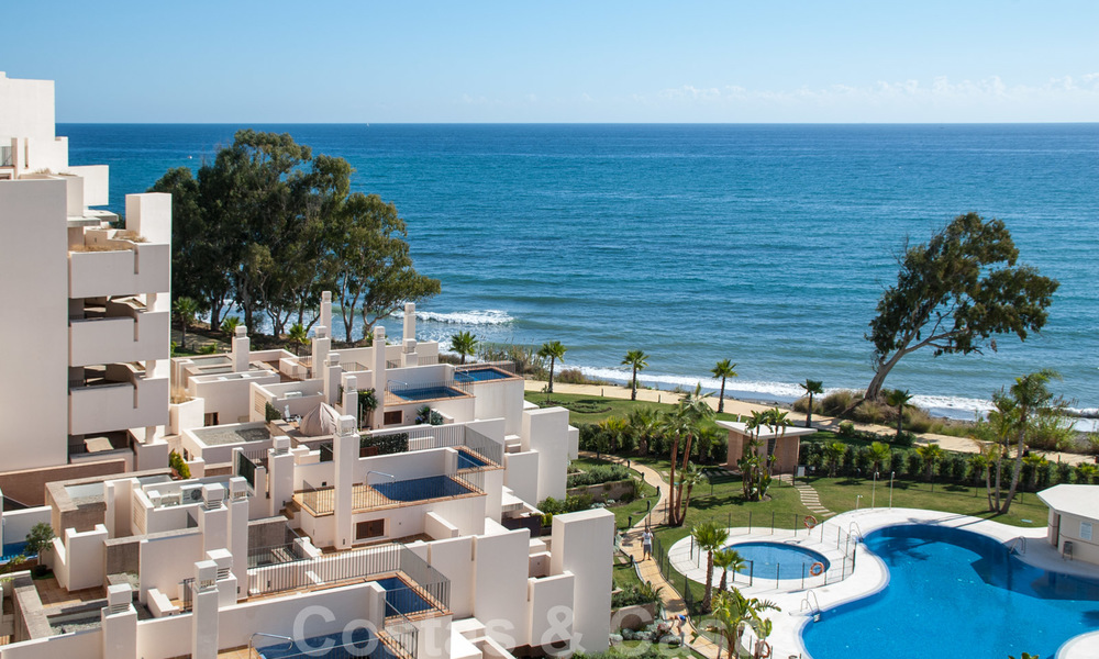 Moderne frontlijn strandappartementen op de New Golden Mile tussen Marbella en Estepona 25471
